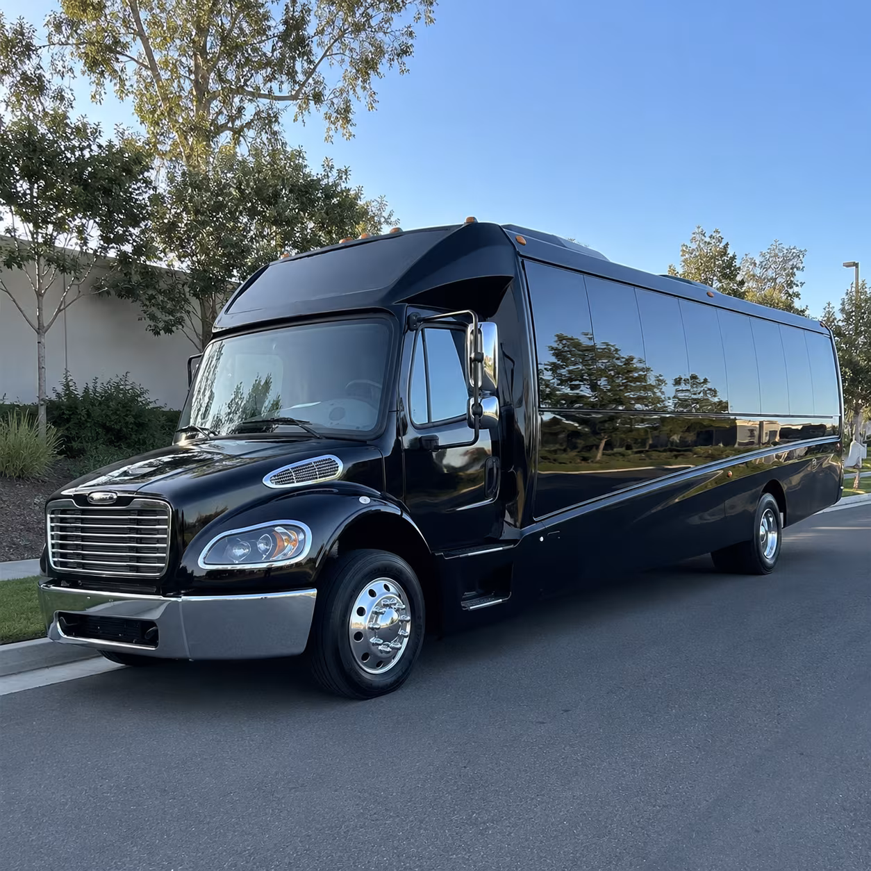 norwalk 25 passenger minibus